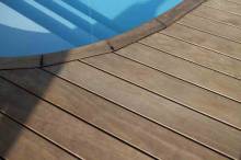 Terrasse bois autour d'une piscine à Beaumont les valence